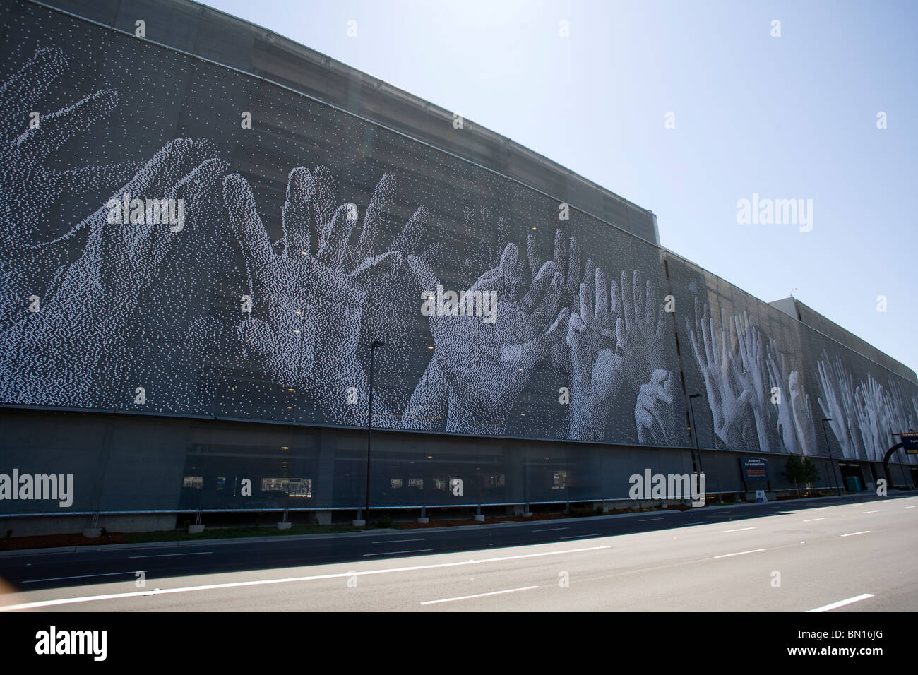 Die Hände Kunst Wandbild auf einem Parkhaus gegenüber vom Terminal B am Flughafen San José Stockfoto