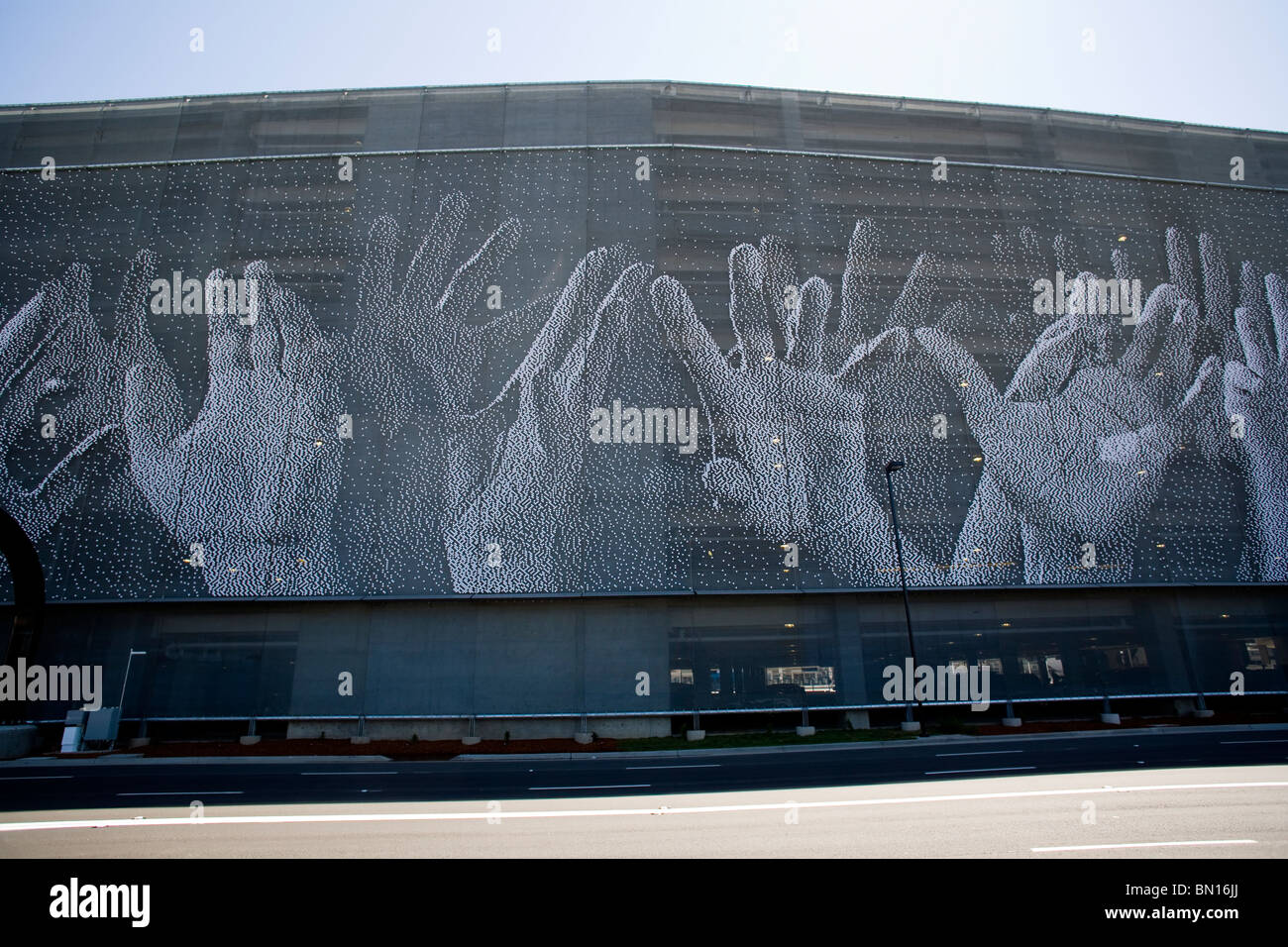 Die Hände Wand auf einem Parkhaus gegenüber vom Terminal B am Flughafen San José Stockfoto