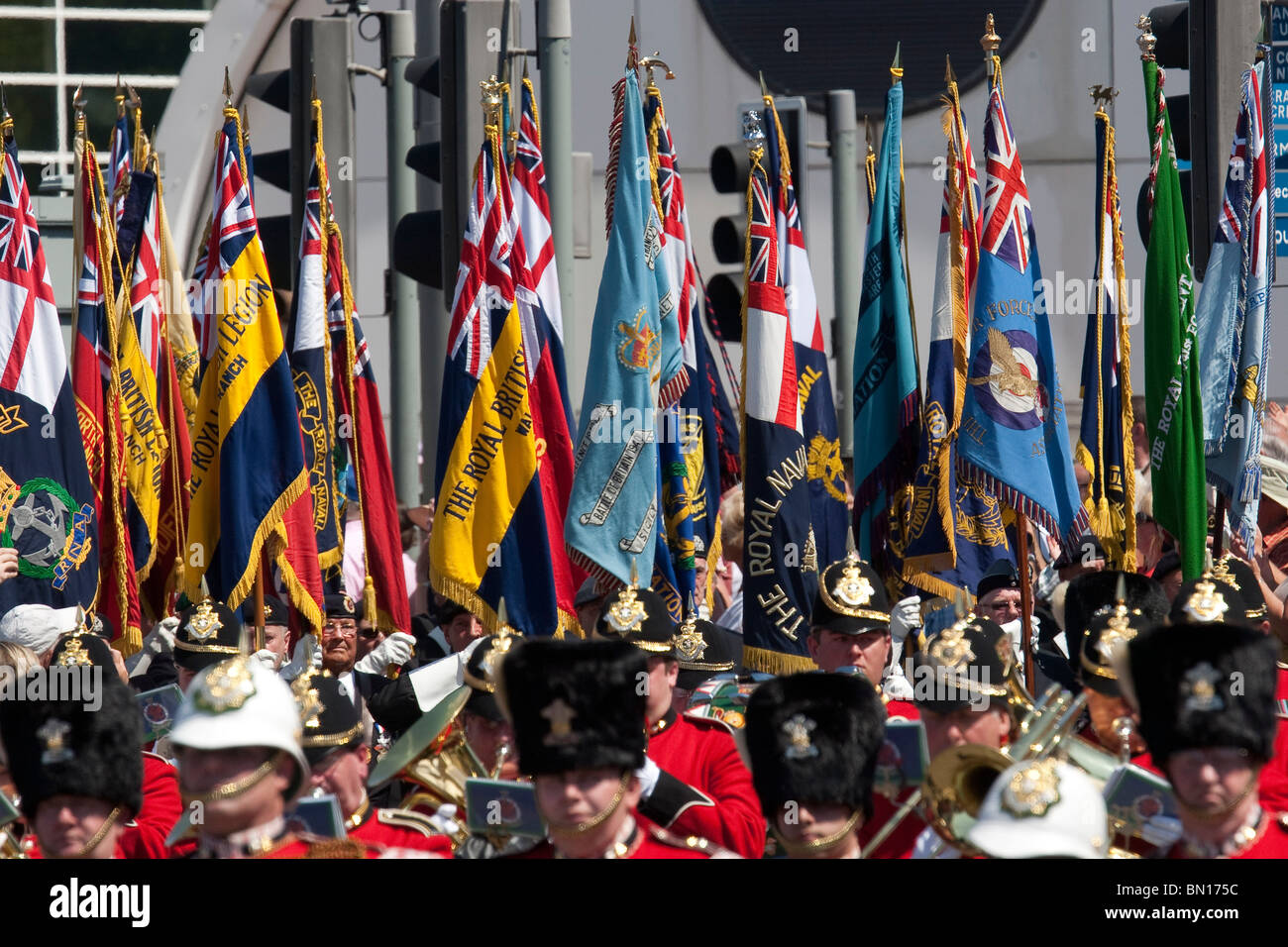 Großbritanniens Prinz Charles nimmt den Gruß an die Armed Forces Day Parade im Stadtzentrum von Cardiff Stockfoto