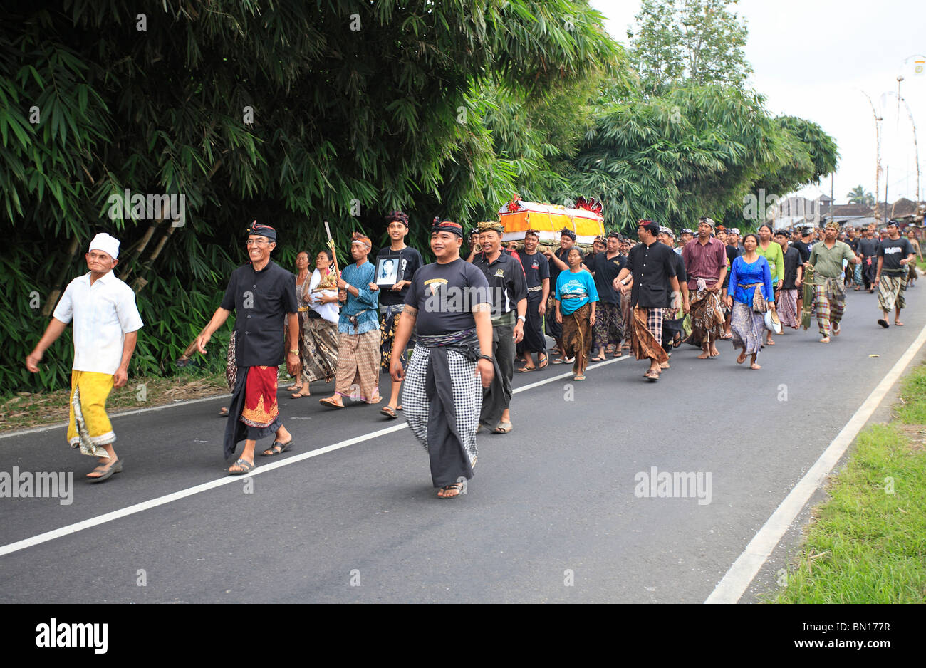 Begräbnis-Prozession statt in einem kleinen Dorf in der Nähe von Ubud, Bali. Stockfoto