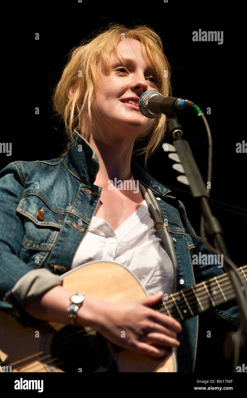 Laura Marling die live auf der Park-Bühne am Glastonbury Festival 2010 Stockfoto