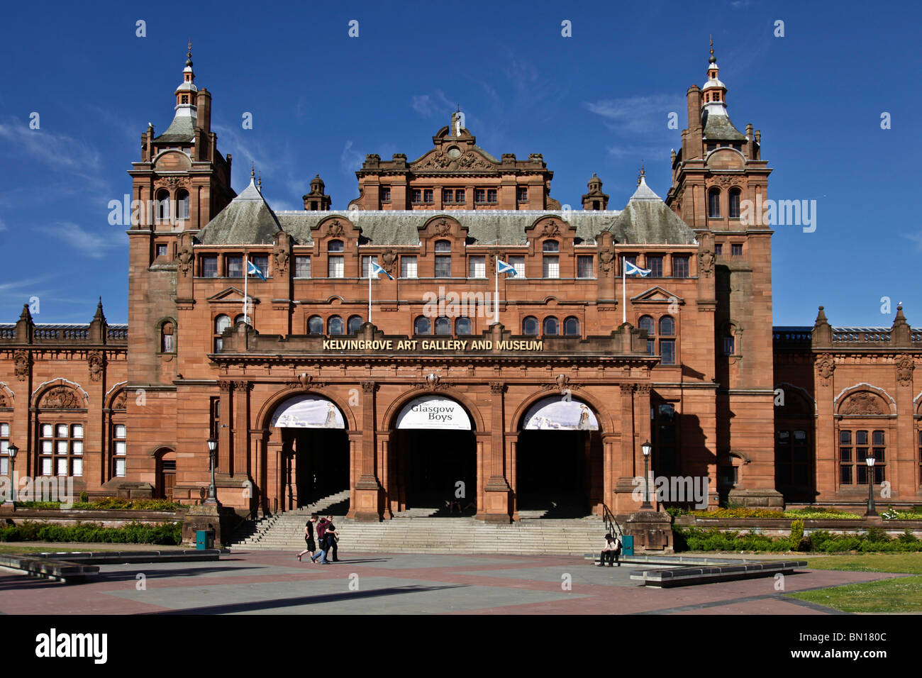 Eingang zum Kelvingrove Art Gallery and Museum, Glasgow'; s kultigen roten Sandstein Gebäude, erbaut im "spanischen Barock". Stockfoto