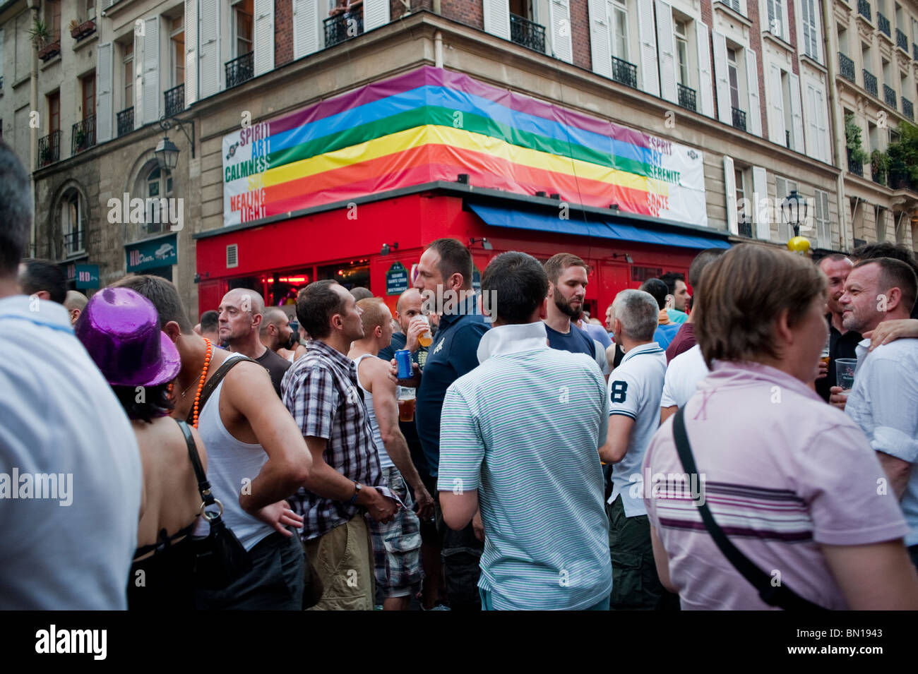 Paris, Frankreich, große Menschenmassen, die nach LGTB Gay Pride im Marais District feiern, lokale Gay Bars, die Cox Bar, Menschenmassen Stockfoto