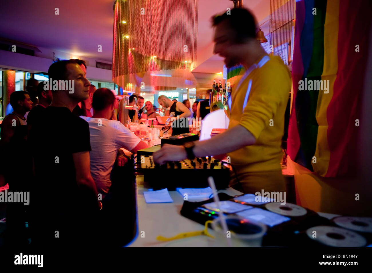 Paris, Frankreich, Menschen feiern im Marais-Viertel, Nacht, Lokale Schwulenbars, DJ in der Quetzel Bar, Inside Bar frankreich Stockfoto