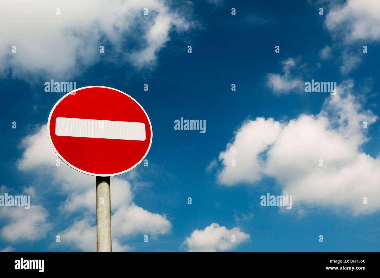 Keinen Eintrag Straße Wegweiser gegen einen bewölkten Himmel. Großbritannien Stockfoto