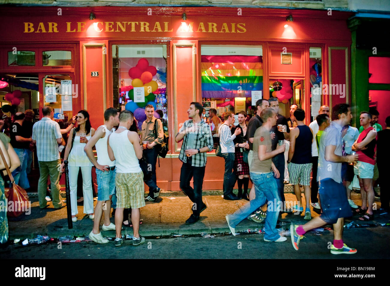 Paris, Frankreich, Menschen feiern nach LGTBGayPride im MaraisViertel, Nacht, lokale Gay Bars