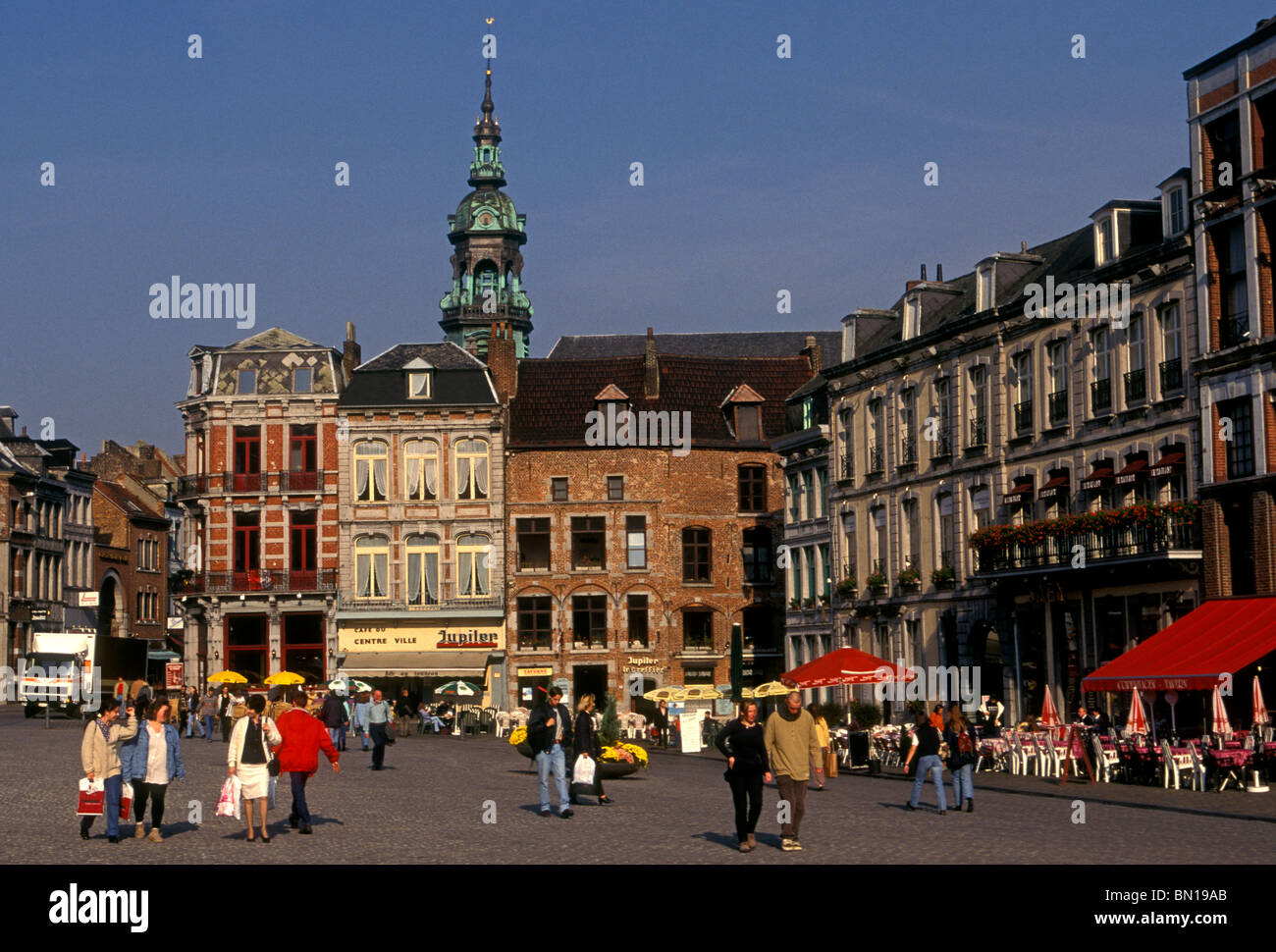 Passanten in Grand Place Stadt Mons wallonischen Region Belgien Europas Stockfoto