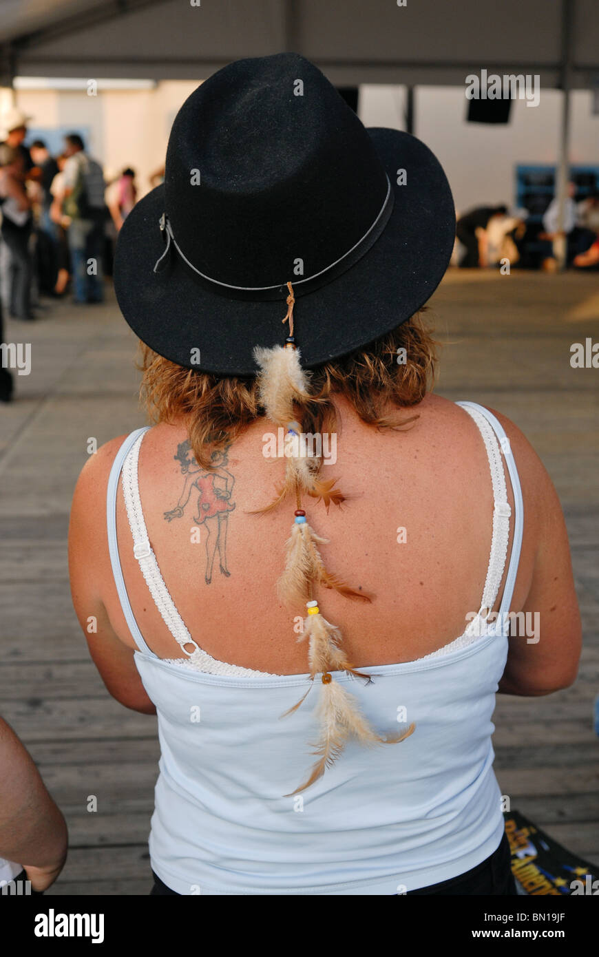 Frau mit Betty Boop Tattoo auf Rücken und Cowboy-Hut auf einem Country & Western Festival in Frankreich Stockfoto