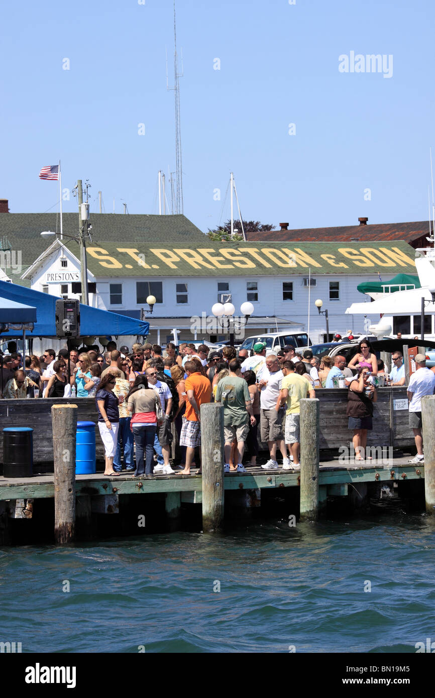 Menschen versammelten sich in Claudios Marina im Hafen von Greenport am östlichen Ende des North Fork von Long Island NY Stockfoto