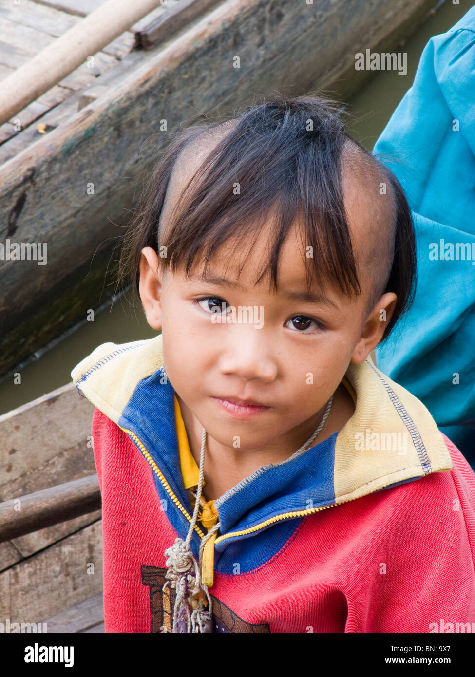 Junge mit teilweise rasierten Kopf, Chong Khneas schwimmenden Dorf, Tonle Sap See, Siam Reap, Kambodscha Stockfoto