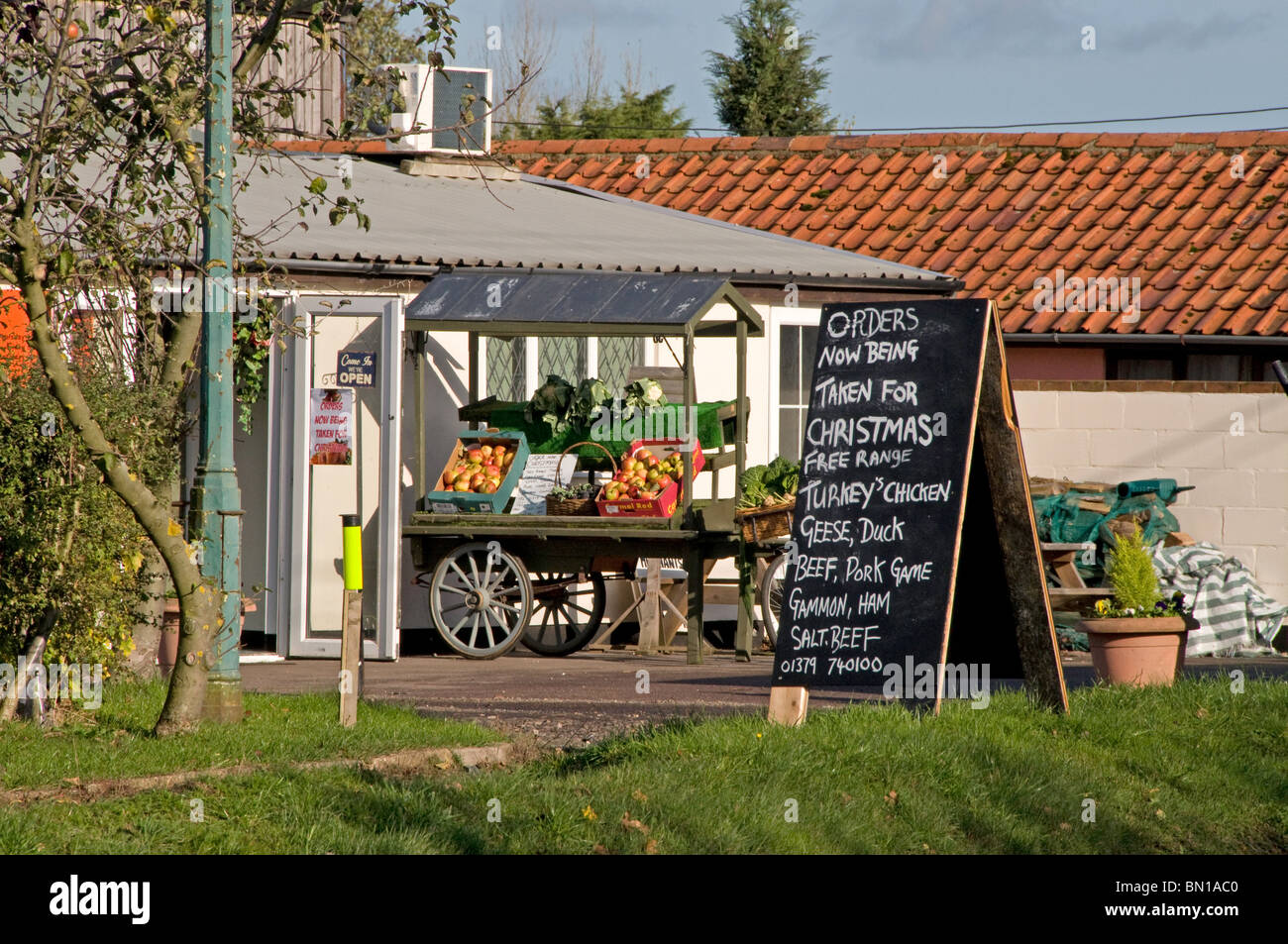 Ländliches Dorf am Straßenrand Hofladen mit regionalen produzieren Stockfoto