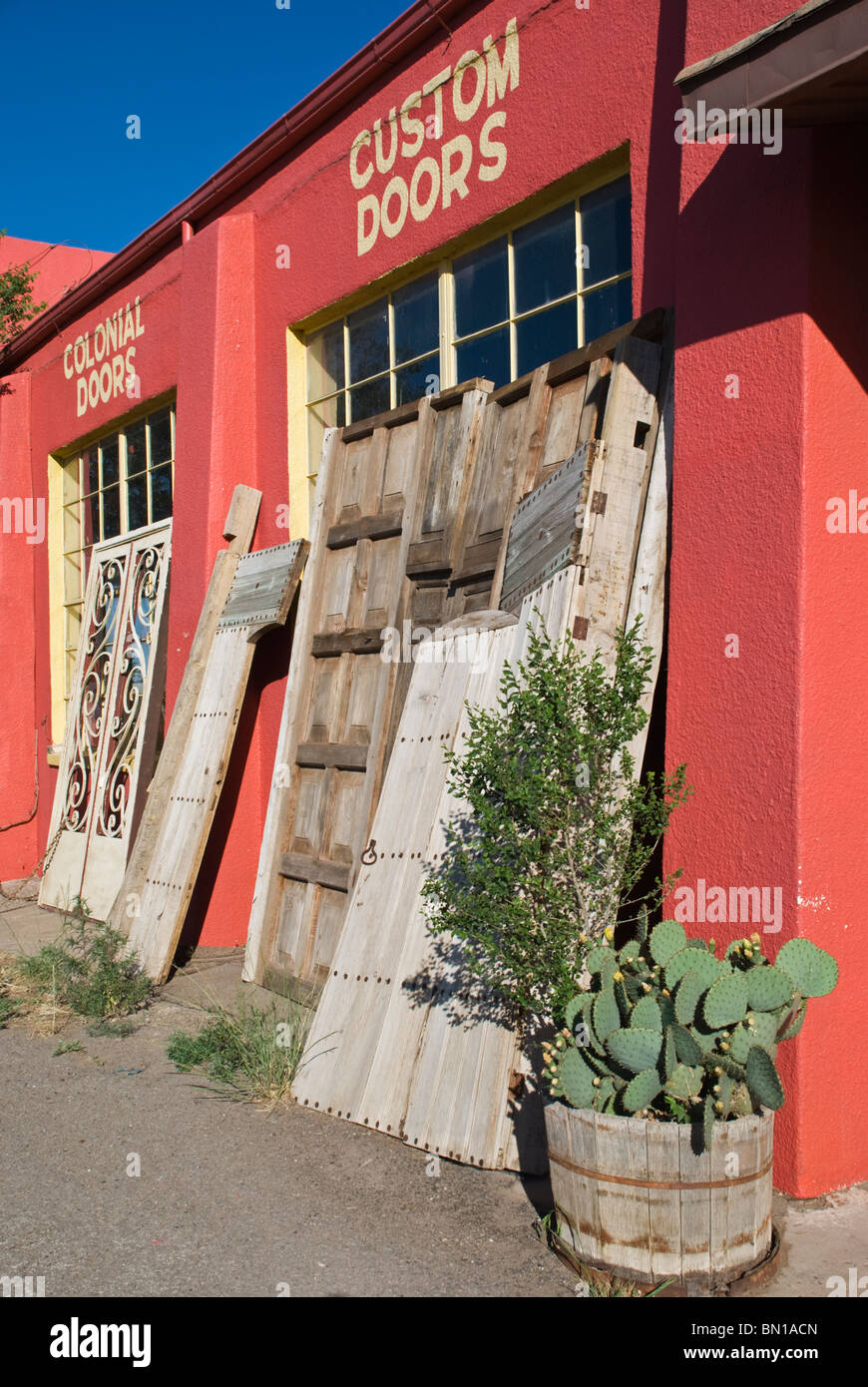 Ein Antiquitätengeschäft in Carrizozo, New Mexico präsentiert seine Türen im frühen Morgenlicht. Stockfoto