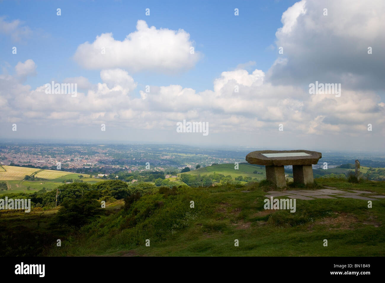 Blick über den Cheshire Plains und Macclesfield aus Teggs Nase Country Park; Macclesfield; Cheshire; England Stockfoto