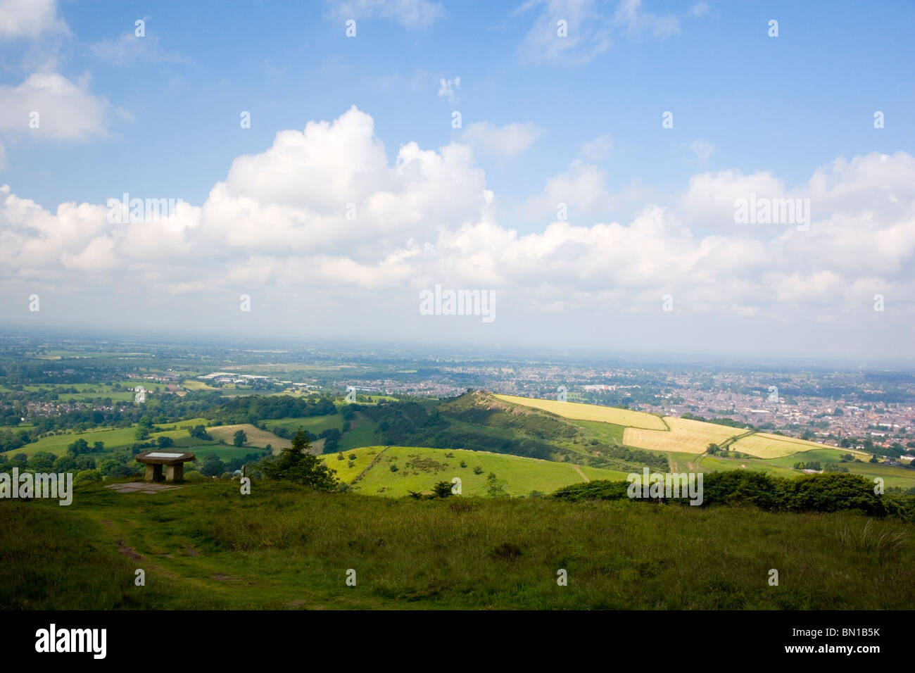 Blick über Blakelow Hügel von Macclesfied von Teggs Nase Country Park in Macclesfield in Cheshire; England; Vereinigtes Königreich. Stockfoto