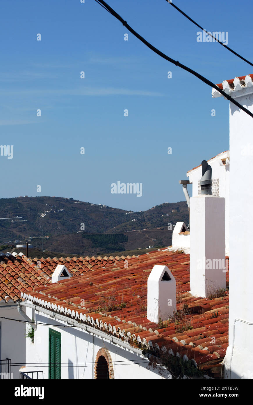 Blick über die Dächer in Richtung der Berge, Frigiliana, Costa del Sol, Provinz Malaga, Andalusien, Spanien, Westeuropa. Stockfoto