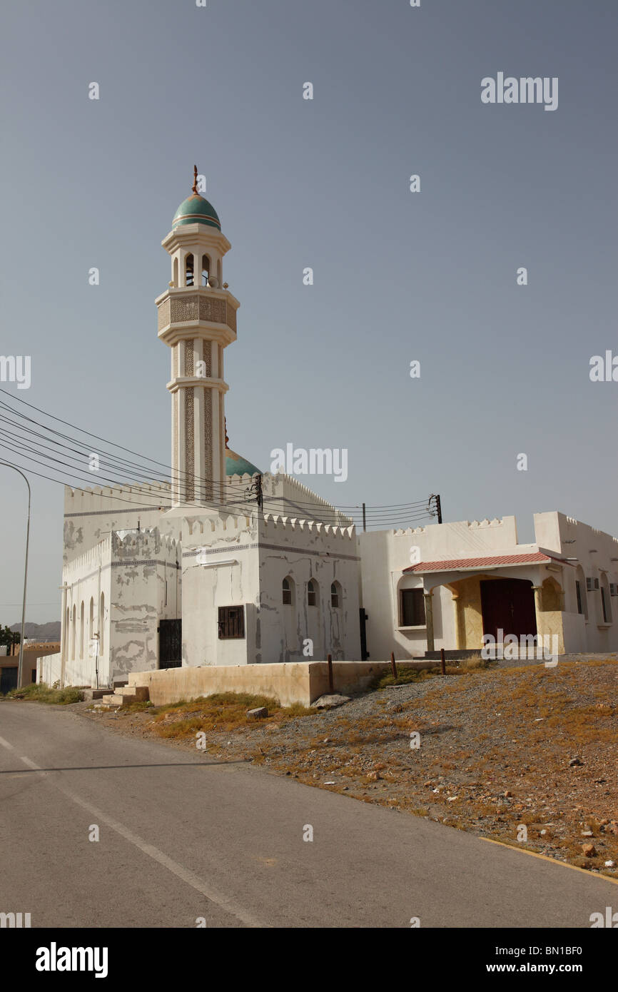 Wüste am Straßenrand Minarett und Moschee im Wadi Dorf Fanja, Hajar al Gharbi, Sultanat von Oman. Foto: Willy Matheisl Stockfoto