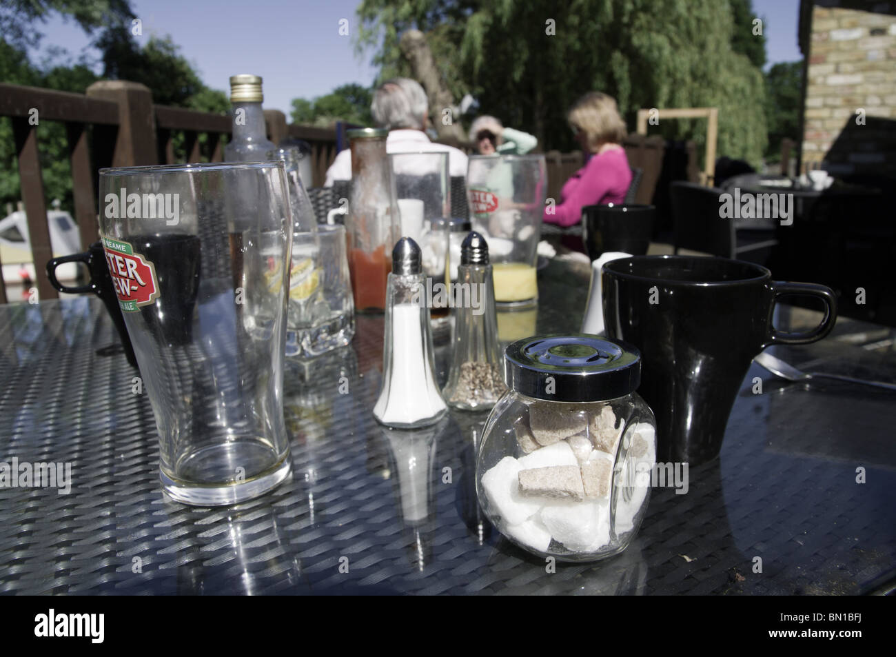 Mittagspause im Grove ferry Inn, Upstreet, Kent an einem Sommertag mit einem wunderschönen Blick auf Boote vertäut am Fluß Wantsum Stockfoto