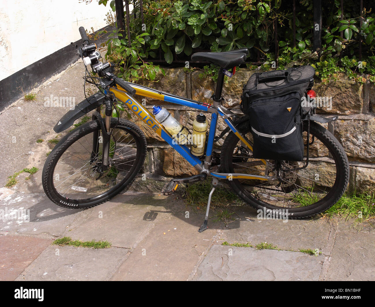 Das Polizei-Mountainbike geparkt in Staithes North Yorkshire Stockfoto