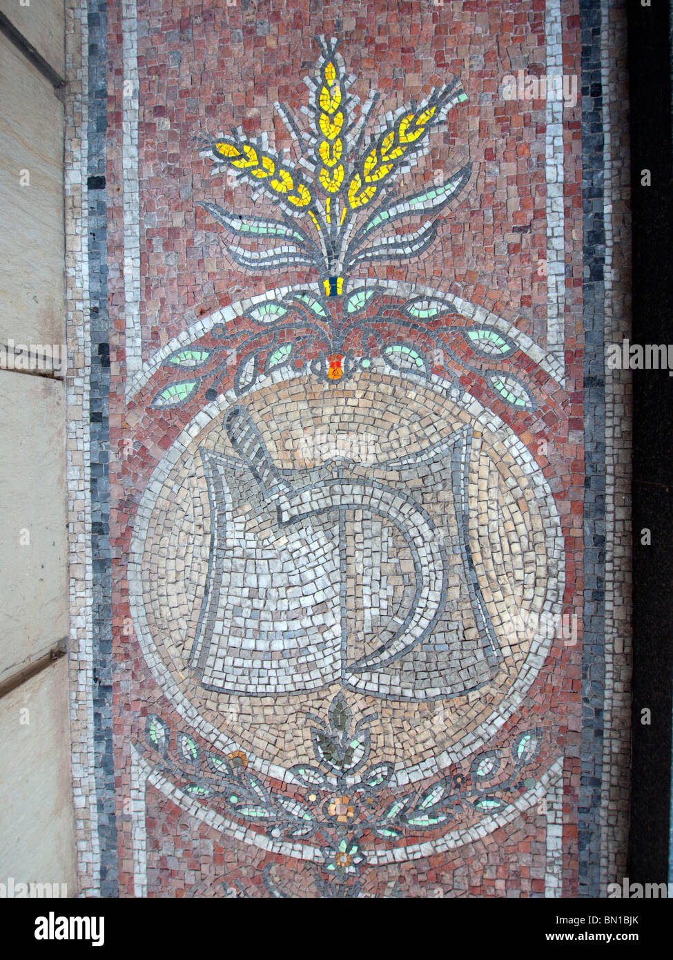 Detail des Mosaiks mit sozialistischen Motiv auf Wohnhaus am Karl-Marx-Allee im ehemaligen Ost-Berlin-Deutschland Stockfoto