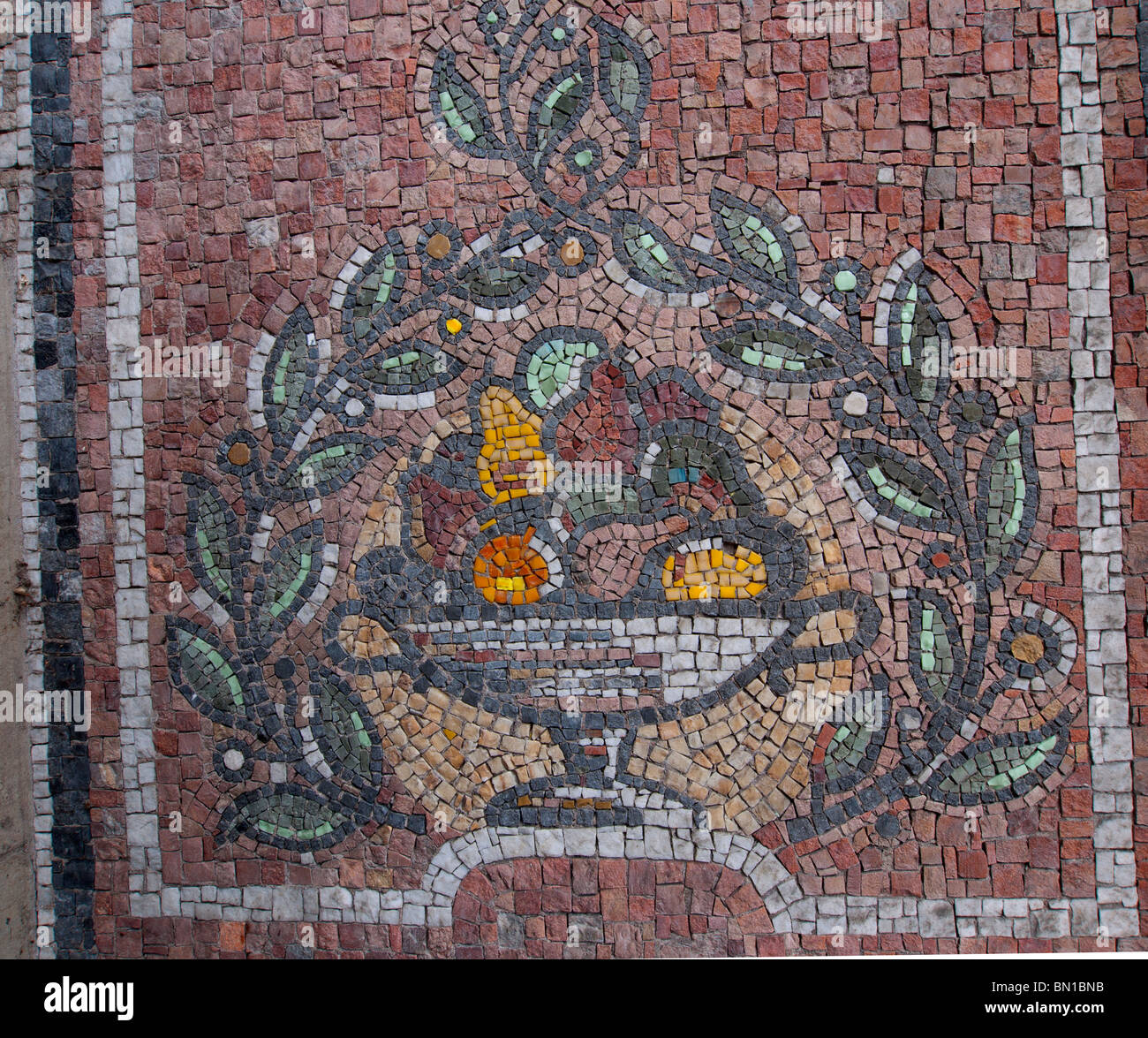Detail des Mosaiks mit sozialistischen Motiv auf Wohnhaus am Karl-Marx-Allee im ehemaligen Ost-Berlin-Deutschland Stockfoto