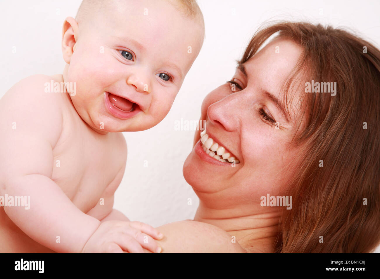 Momente mit der Familie - Mutter genießen ihre niedlichen baby Stockfoto