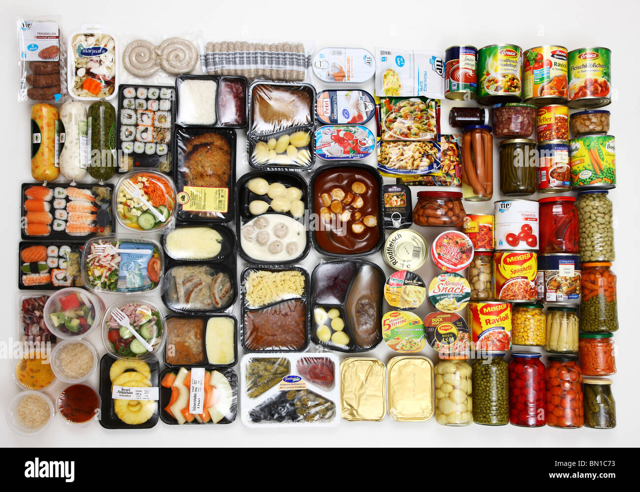 Auswahl von Convenience Food. Frische Salate, Obst, Fleisch, Suppen und Pasta-Gerichte in Dosen, lesen,-Fertiggerichte, Gemüse. Stockfoto
