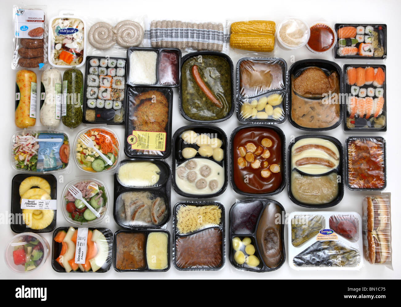 Auswahl von Convenience Food. Frische Salate, Obst, Fleisch, Suppen und Pasta-Gerichte in Dosen, lesen,-Fertiggerichte, Gemüse. Stockfoto