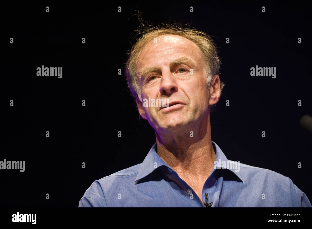 Sir Ranulph Twistleton Wykham Fiennes Explorer abgebildet im Gespräch bei Hay Festival 2010 Hay on Wye Powys Wales UK Stockfoto