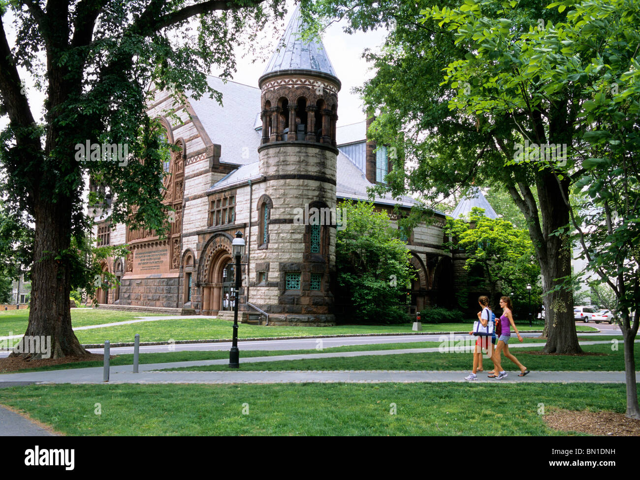 Studenten der Princeton University Alexander Hall laufen auf dem Campus in Princeton, New Jersey. Amerikanische Kultur Stockfoto