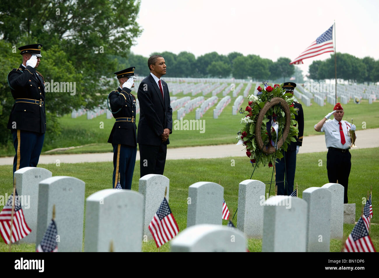 Präsident Barack Obama spiegelt nach der Verlegung eines Kranzes auf Abraham Lincoln National Cemetery in Elwood, Illinois, am Memorial Day. Stockfoto