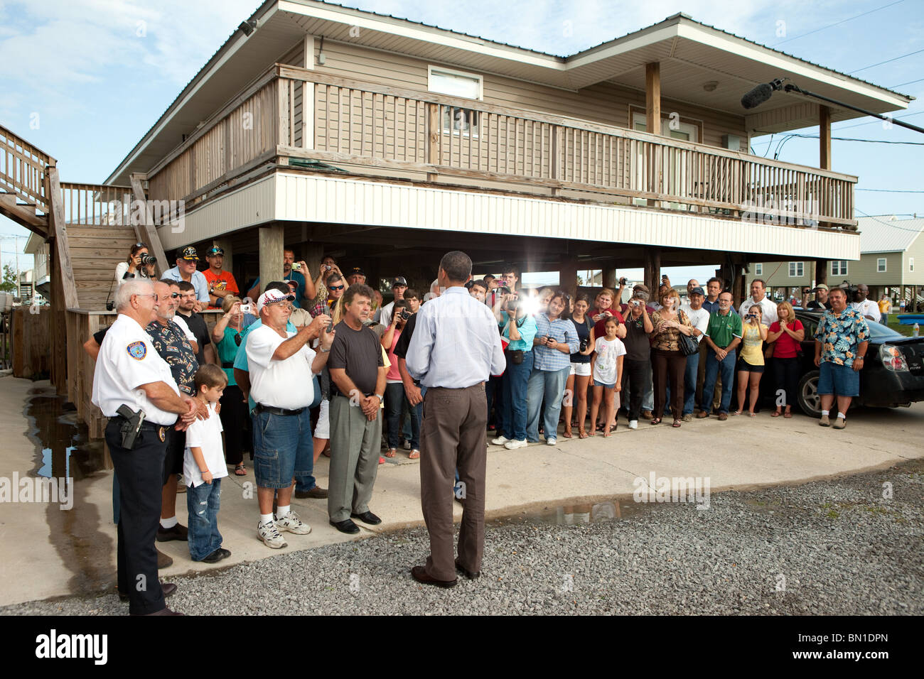 Präsident Barack Obama begrüßt Bewohner in Grand Isle, Louisiana, 4. Juni 2010. Stockfoto