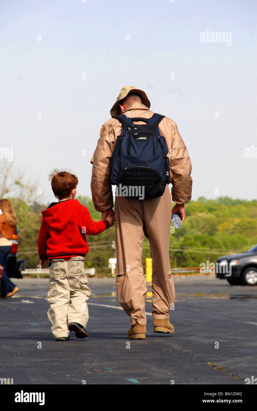 Air Force Soldaten zu Fuß sein mit einem Kind Stockfoto