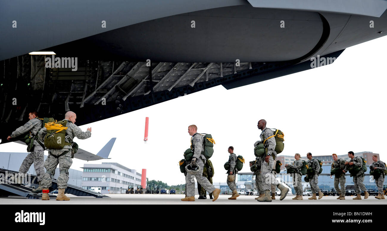 US Air Force Piloten und Soldaten der US-Armee an Bord einer c-17 Globemaster III auf der Ramstein Air Base, Deutschland, für eine in der Luft springen. Stockfoto