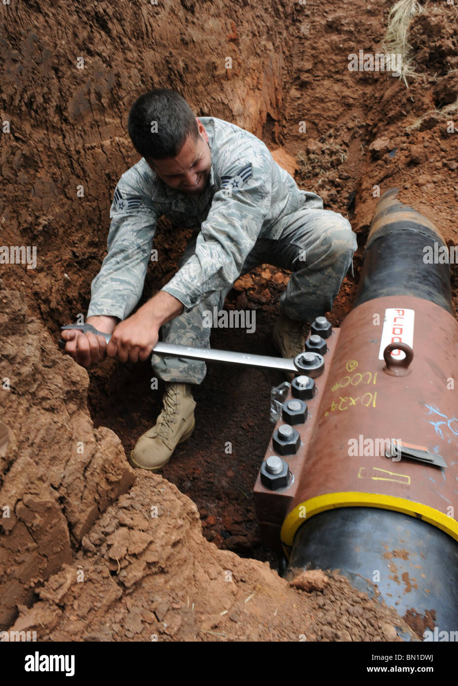Senior Airman Francisco Sanchez, strafft ein Blitz auf ein 10-Zoll-Jet Kraftstoffleitung auf der Dyess Air Force Base, Texas, 14. Juni 2010. Stockfoto