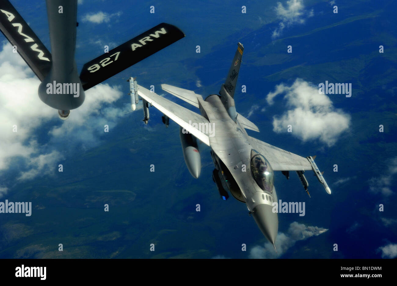 Eine f-16 Fighting Falcon zieht Weg nach dem Tanken von einer KC-135 Stratotanker über Eielson Air Force Base in Alaska. Stockfoto