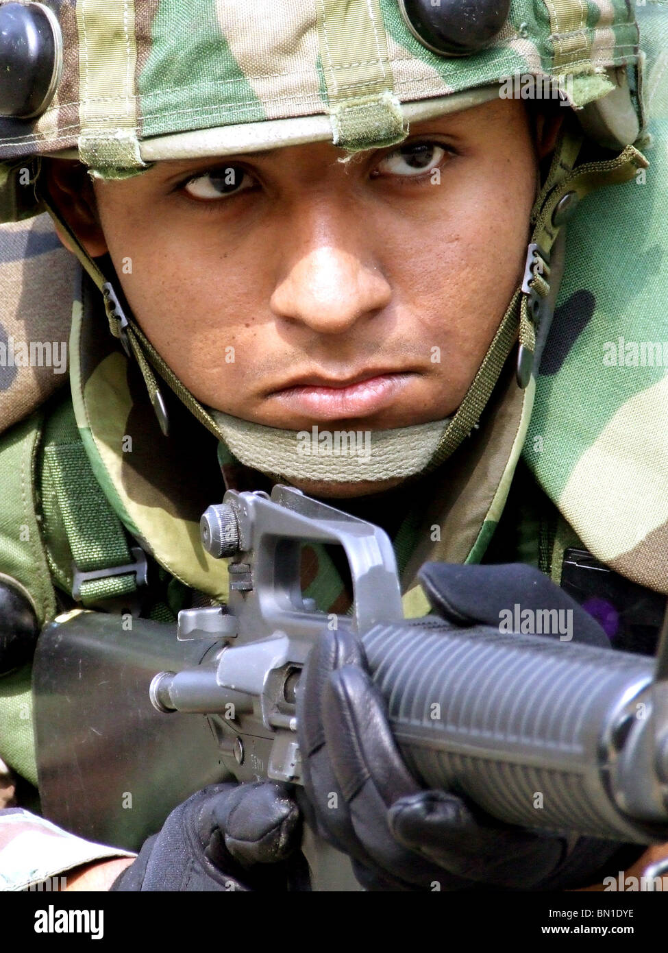 Airman 1st Class Jon Luna von Pope Air Force Base, North Carolina, Praktiken Kader und Feuer team Manöver Stockfoto