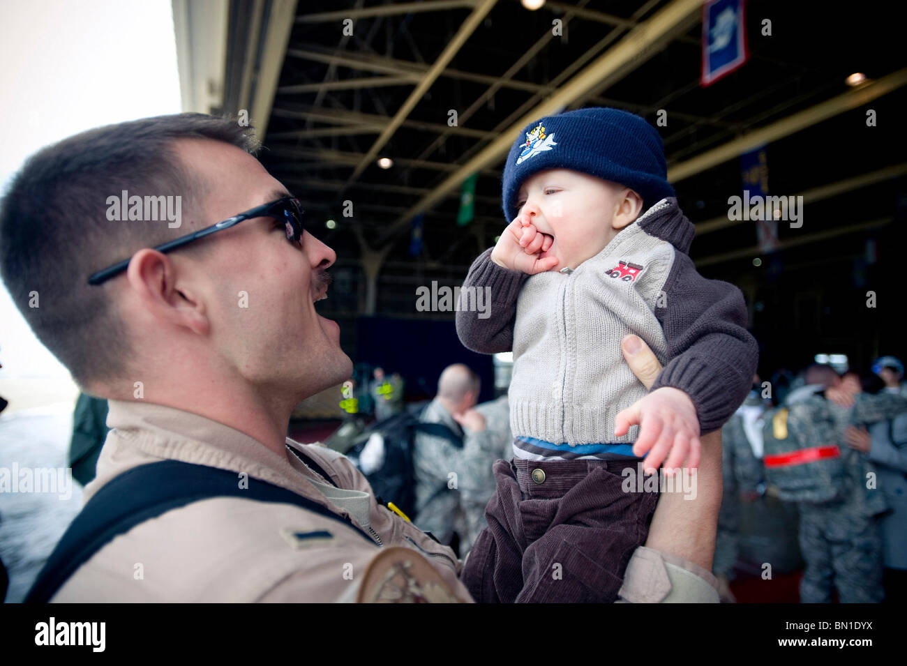 1st Lt. Ryan Cross hält seinen Sohn 1 März bei Misawa Air Base, Japan. Stockfoto
