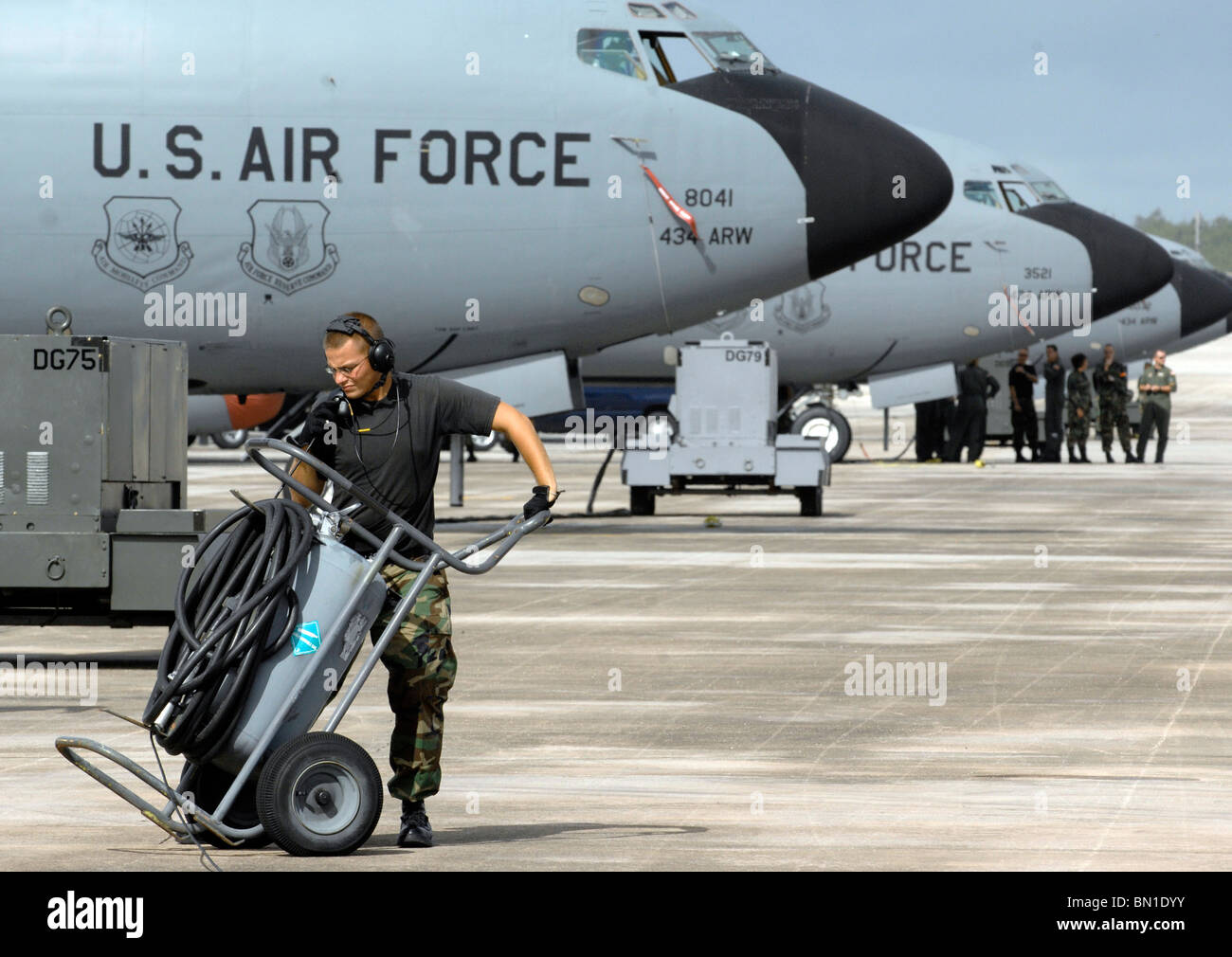 Senior Airman David Engelhardt, Crewchief bewegt eine Feuer-Flasche 29 April Andersen Air Force Base, Guam. Stockfoto
