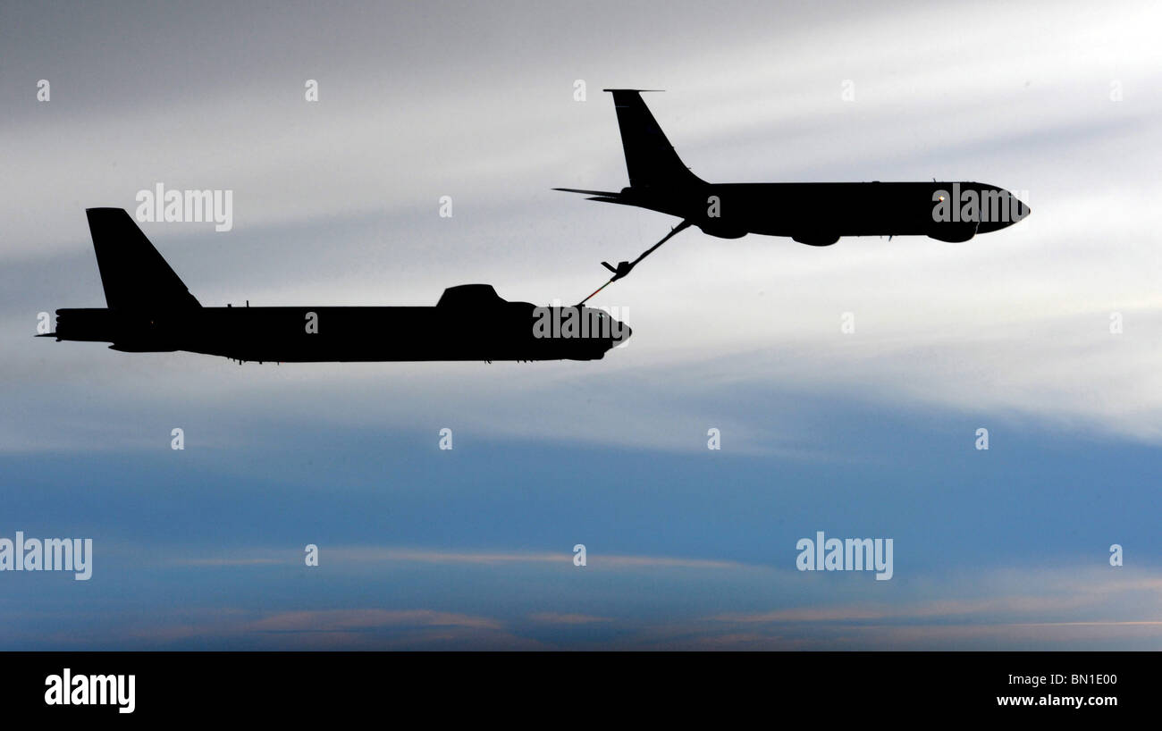 Eine b-52 Stratofortress von Minot Air Force Base, N.D. tankt aus einer KC-135 Stratotanker über dem Pazifischen Ozean während des Trainings. Stockfoto