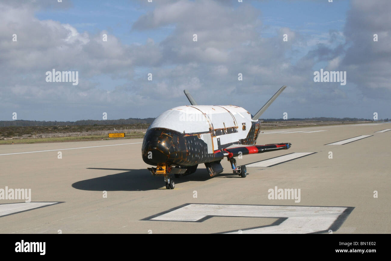 In einem Prüfverfahren die X-37 b Orbital Test Vehicle taxis auf der Flightline 30. März 2010 Stockfoto