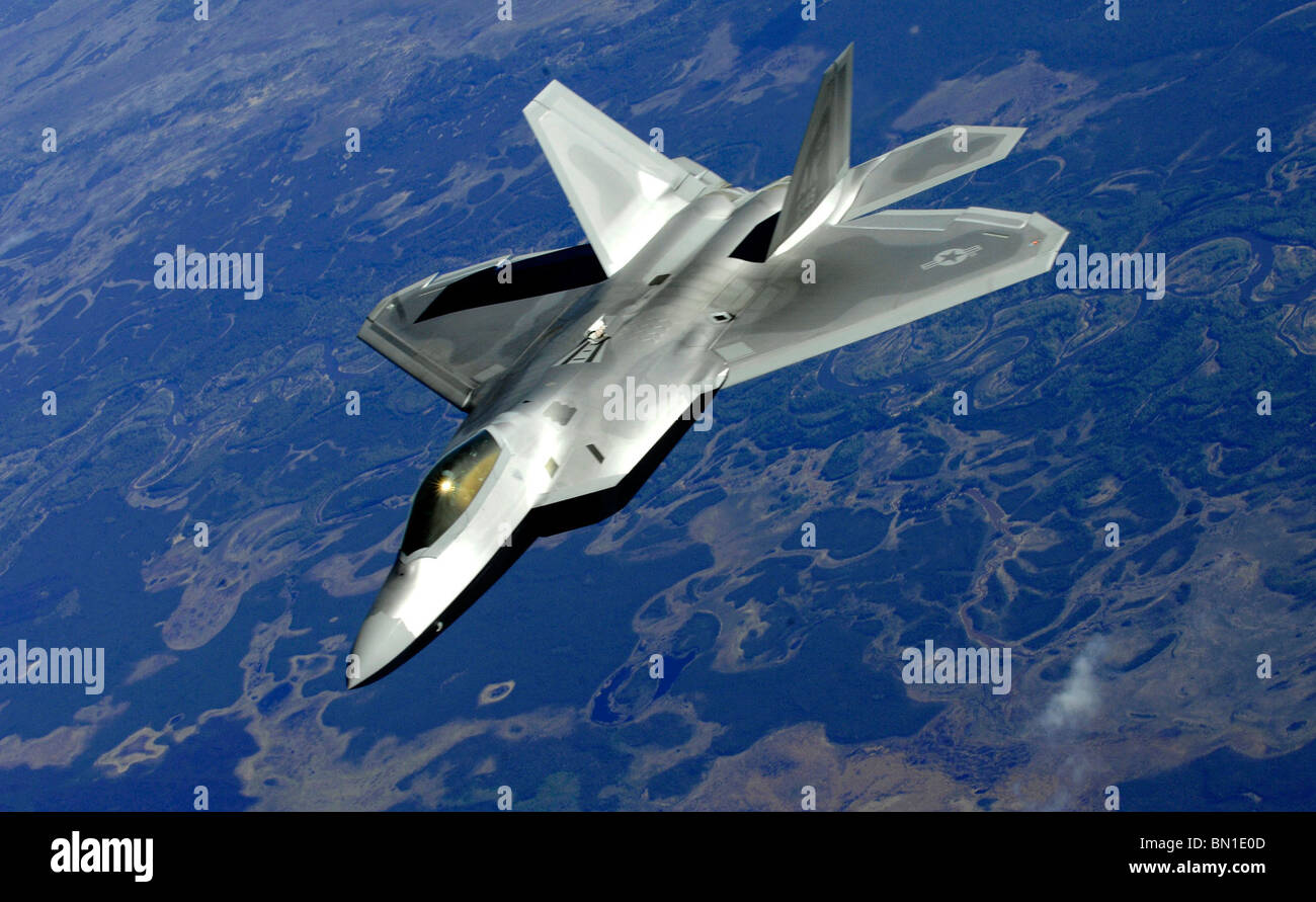 Eine f-22 Raptor von Elmendorf Air Force Base zieht neben einem KC-135 Stratotanker Stockfoto