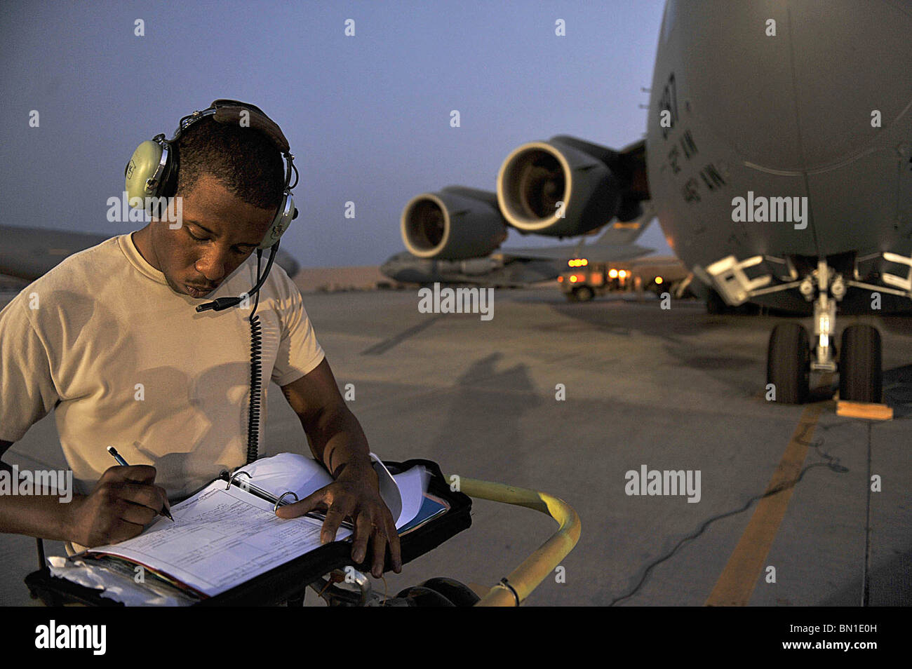 Cecil Bush Senior Airman rundet Papierkram vor einer c-17 Globemaster III Airdrop 27. Mai 2010, in Afghanistan. Stockfoto