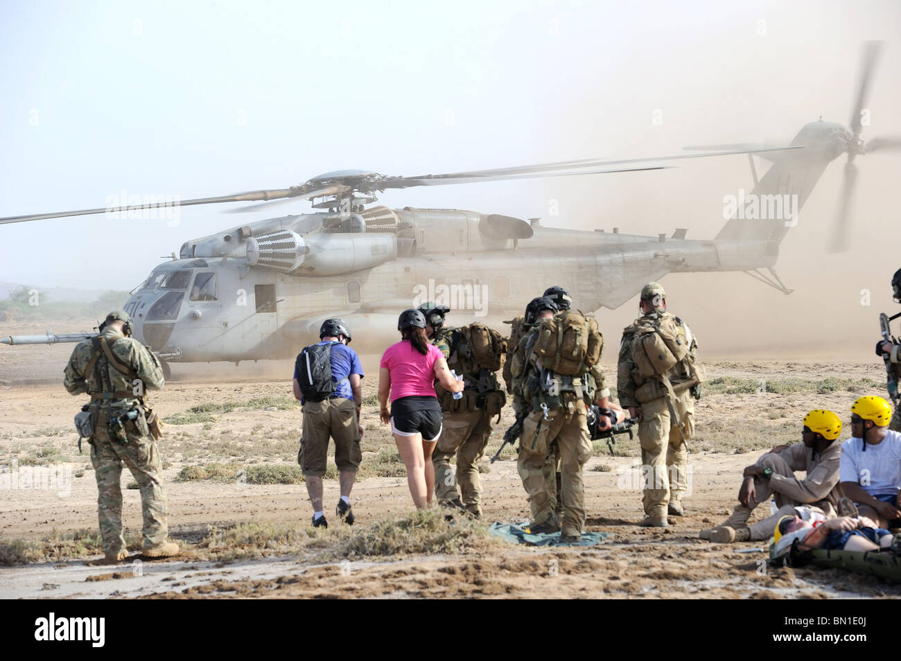 Ein Team von Luftwaffe Pararescuemen transportiert den Verletzten zu einem wartenden US Marine Corps MH-53 Super Stallion-Hubschrauber Stockfoto