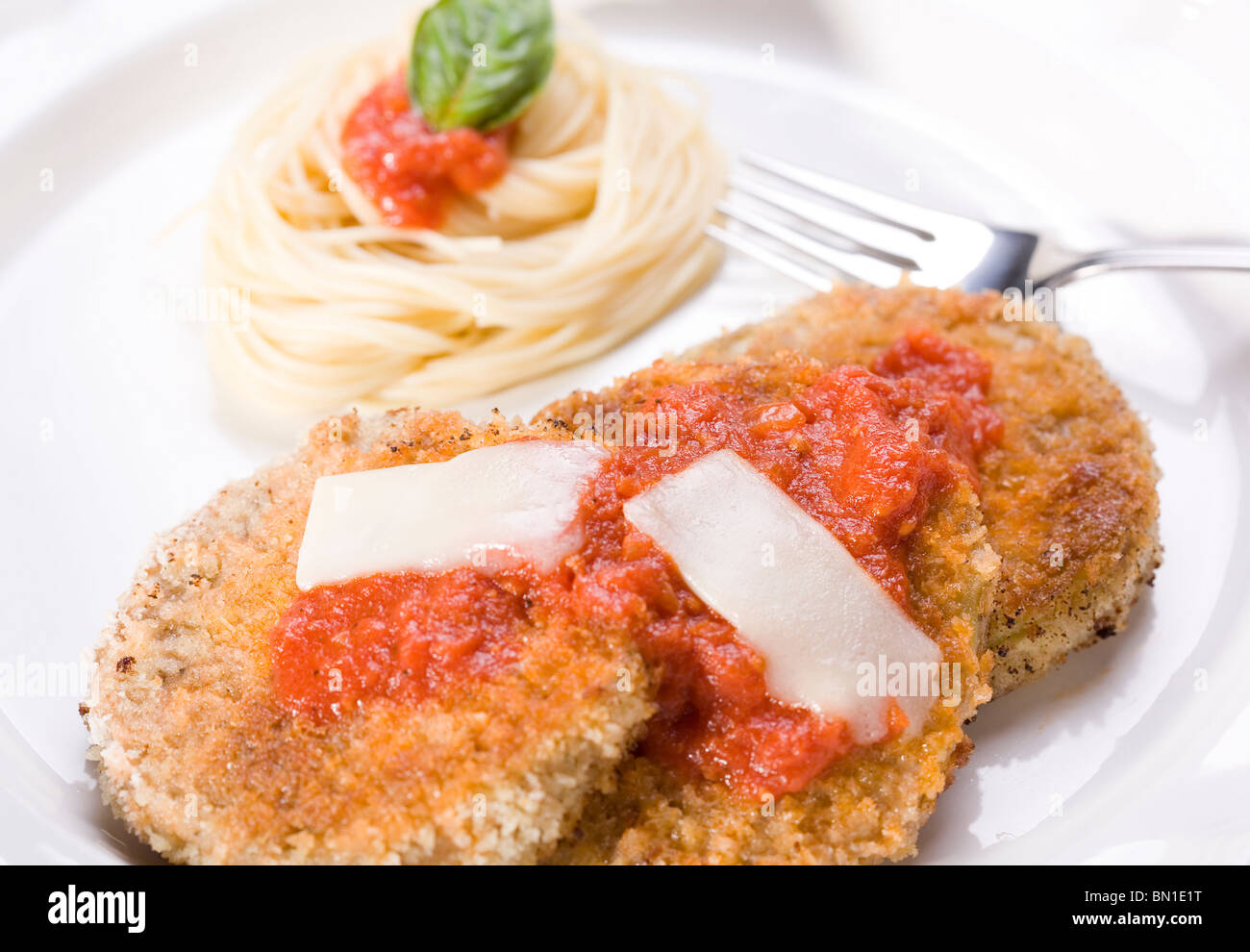 Vegane Auberginen Parmesan mit Engelshaar Pasta und Marinara-Sauce Stockfoto