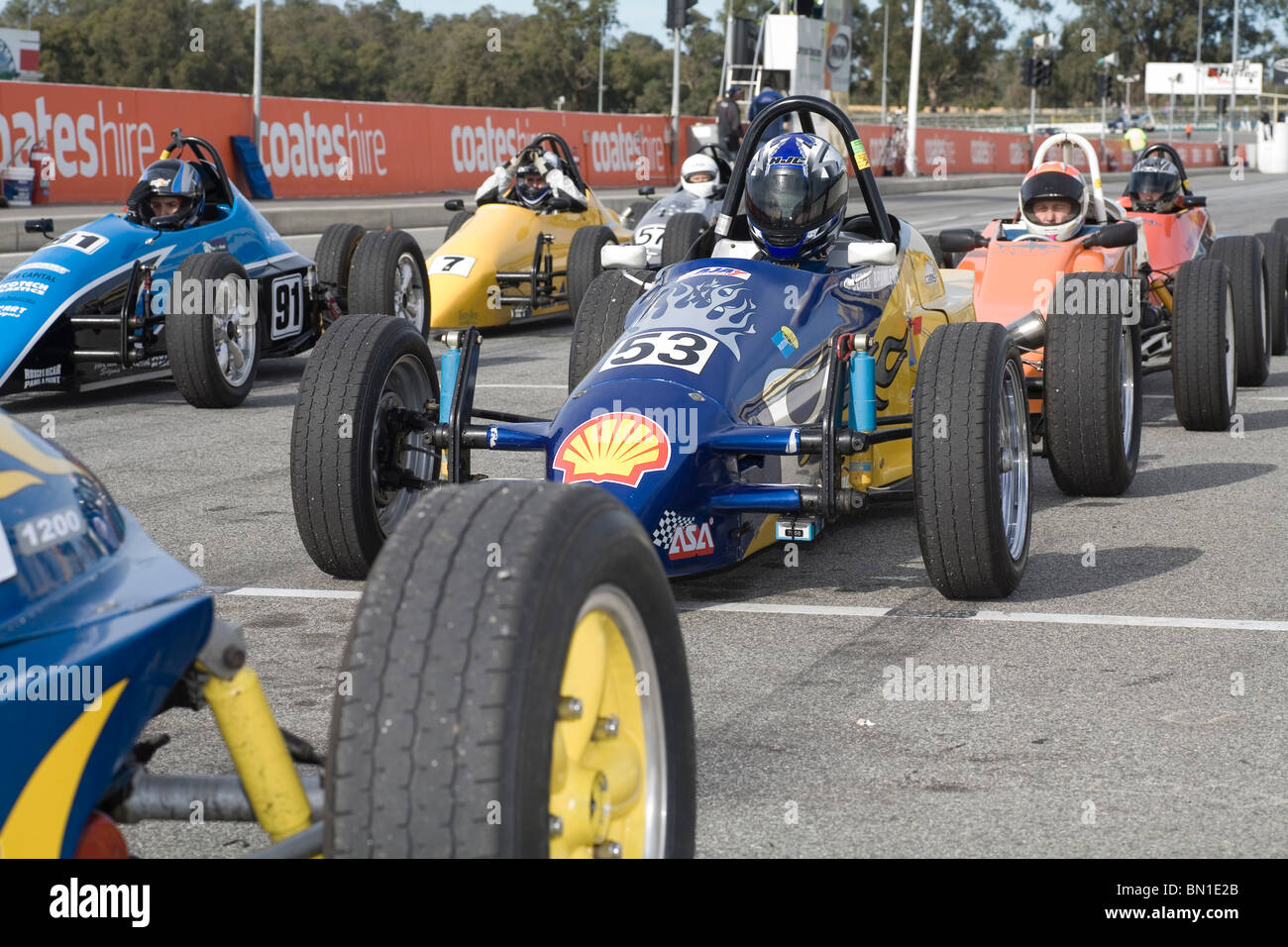 Formel Vee öffnen Wheeler Rennwagen aufgereiht auf der Dummy-Netz bereit zum Rennen. Barbagallo Raceway Westaustralien. Stockfoto