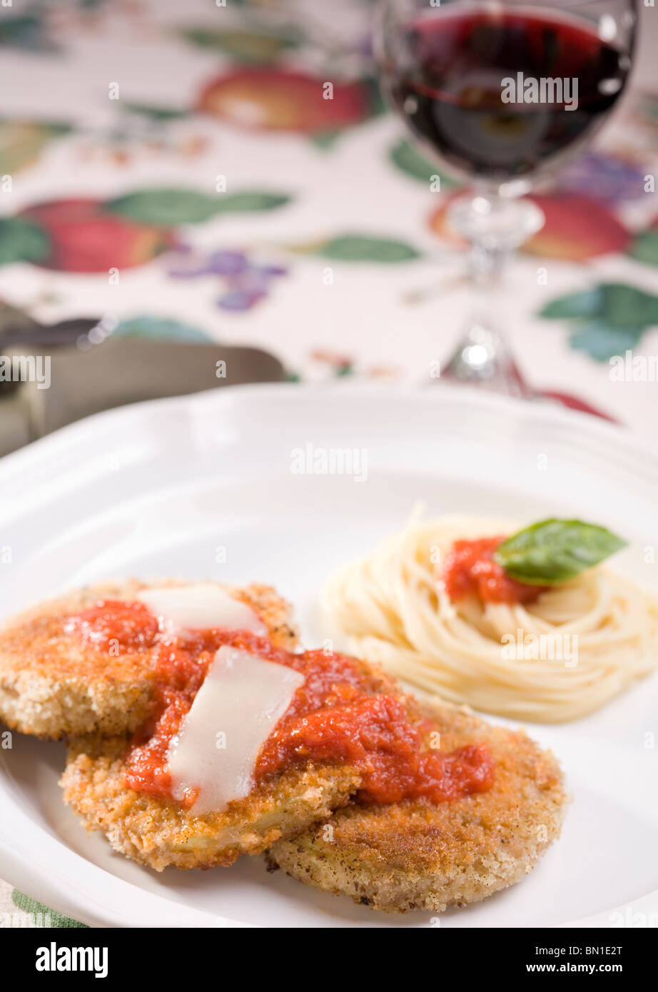 Vegane Auberginen Parmesan mit Engelshaar Pasta und Marinara-Sauce Stockfoto