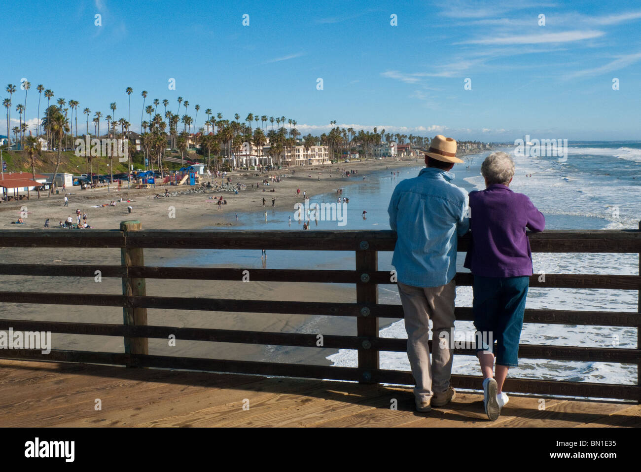 Älteres paar Anzeigen den Pazifischen Ozean von Oceanside Pier in Oceanside, Kalifornien, USA. Stockfoto