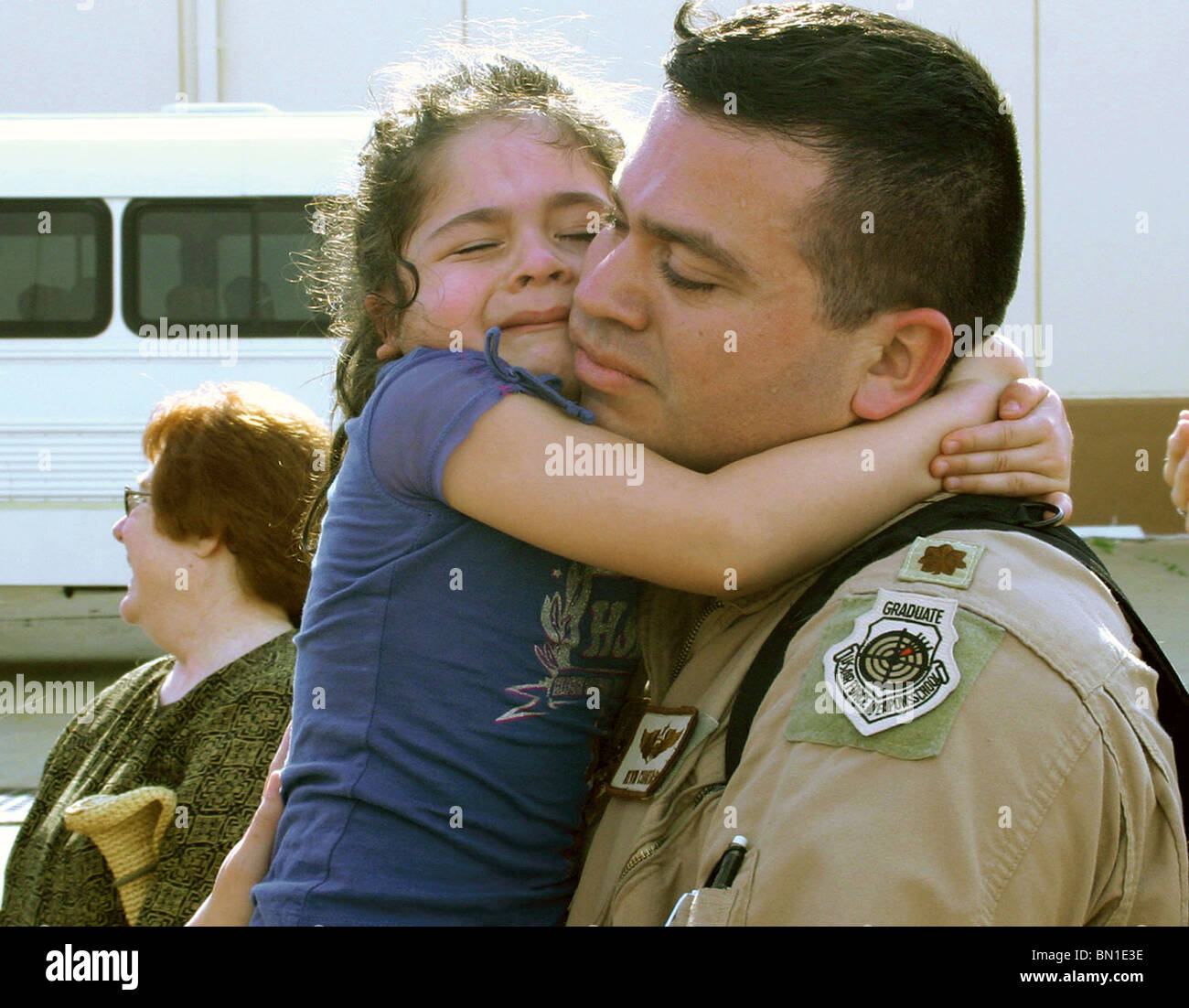 Generalmajor Kevin Cuartas grüßt seine Tochter nach seiner Rückkehr nach Tinker Air Force Base in Oklahoma. Stockfoto