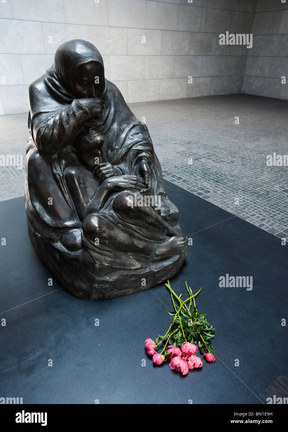 Innenraum der neuen Wache Kriegerdenkmal in Mitte Berlin Deutschland Stockfoto