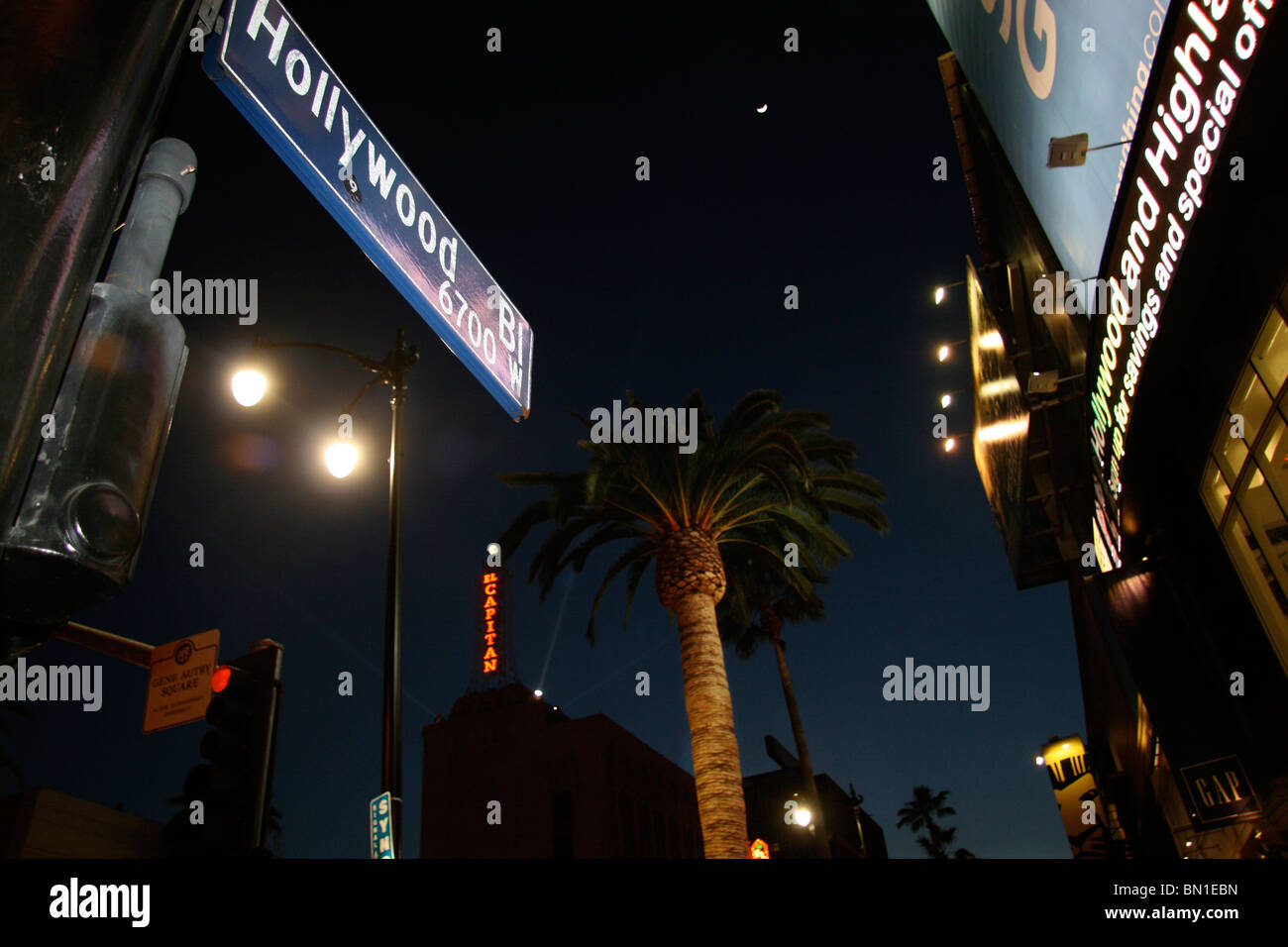 Hollywood Blvd Straßenschild mit Palme und Egyptian Theatre im Hintergrund Stockfoto